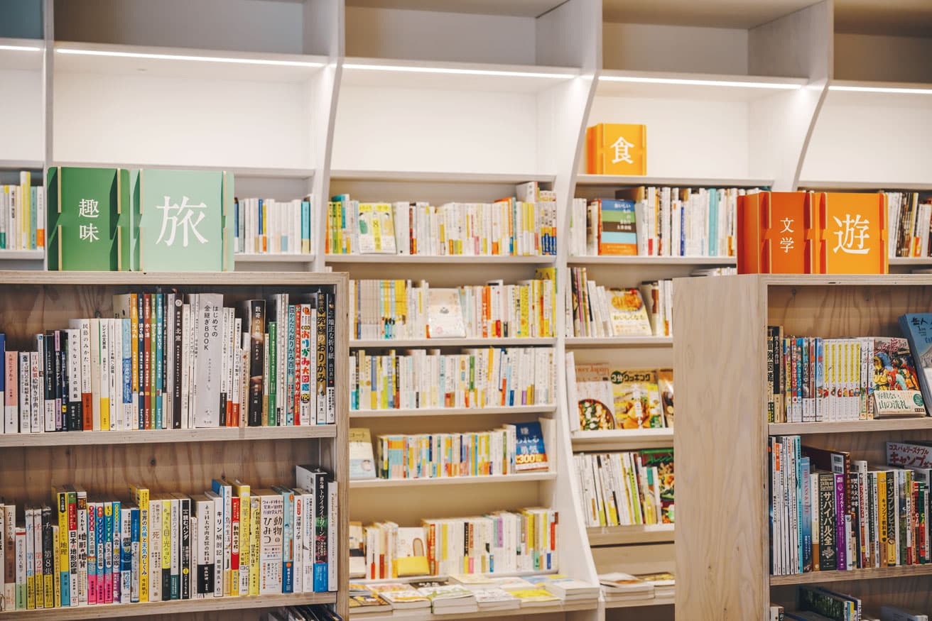 自社ビルの1階を書店に改装。旅はグリーン、暮らしまわりのテーマはオレンジと色分けされている。