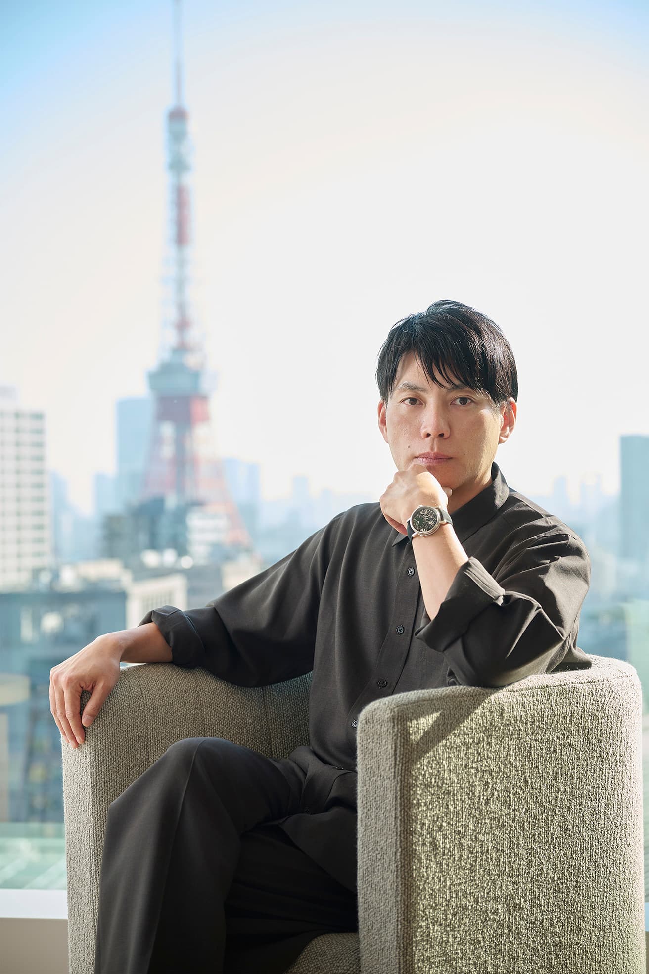 自身が設計した〈虎ノ門ヒルズステーションタワー〉の11階〜14階を客室フロアとする〈ホテル虎ノ門ヒルズ〉の一室にて。