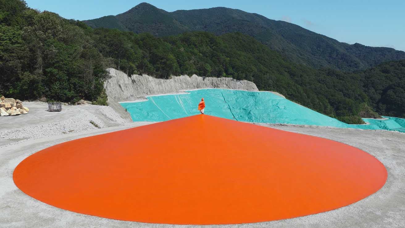 オオノ開發《最終処分場−自然と産業、人とつくる風景−》、西沢立衛が担当した展望台。ミントグリーンの谷は最終処分場。シートが5層になっていて、スクラップから出た液体などが地層に浸透するのを防ぐ。
