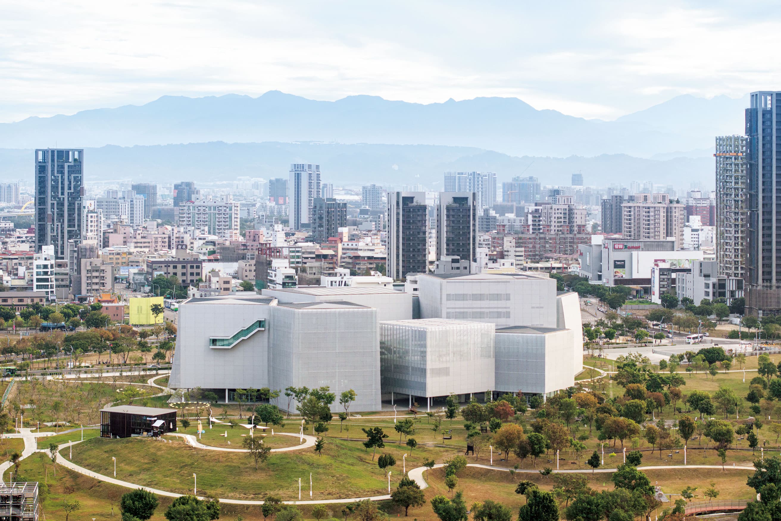 美術館や図書館を内包した、〈SANAA〉らしい公園のような建築。【最新号ちょい見せ】