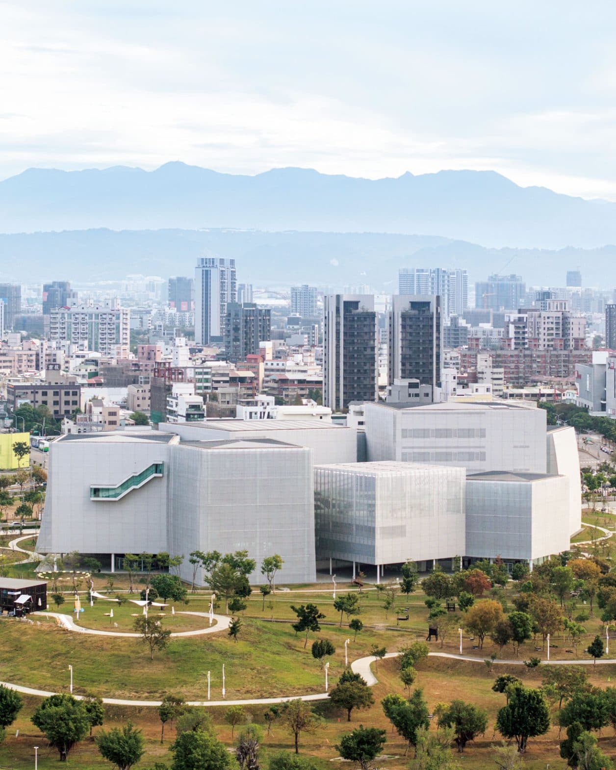 美術館や図書館を内包した、〈SANAA〉らしい公園のような建築。【最新号ちょい見せ】
