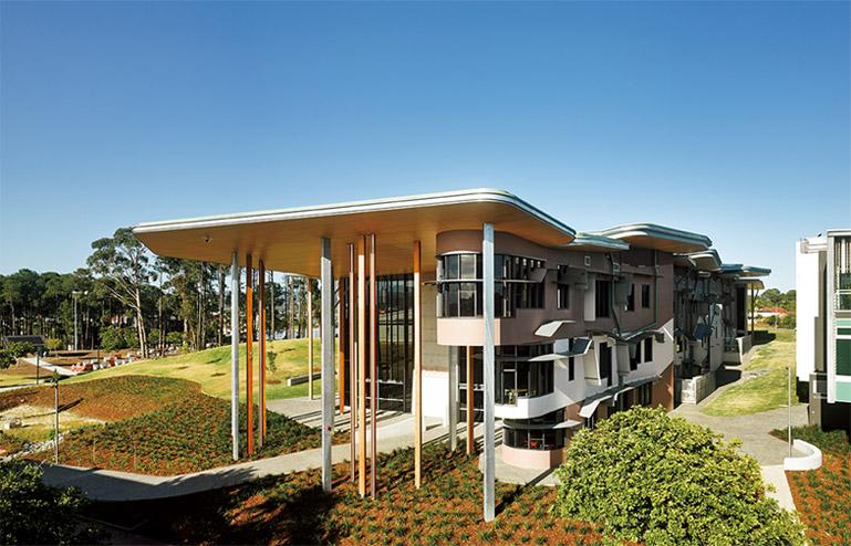 緑あふれる広いキャンパス内に建つ明るいエコ設計。〈Abedian School of Architecture〉 Bond University Drive,Robina。http://www.bounduni.jp