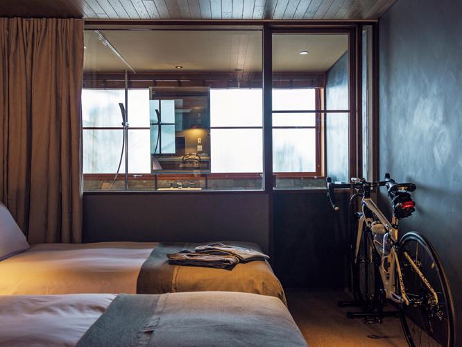 自転車に乗ったままチェックインできる〈HOTEL CYCLE〉の客室。