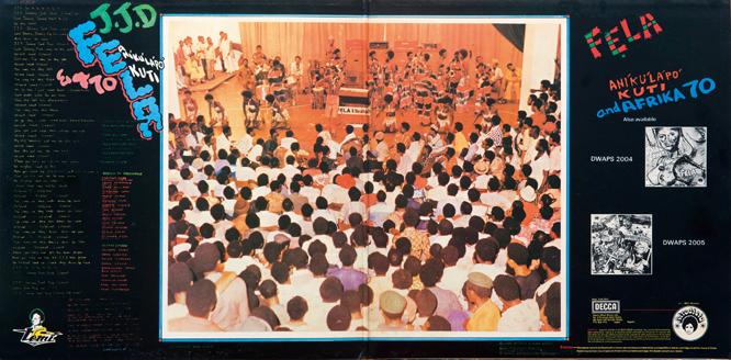 フェラ・クティ『J.J.D. LIVE』（1978年）のLPジャケットより、稀少な演奏風景を写した1枚。コーラス隊も含め、壇上には40人のメンバーが。