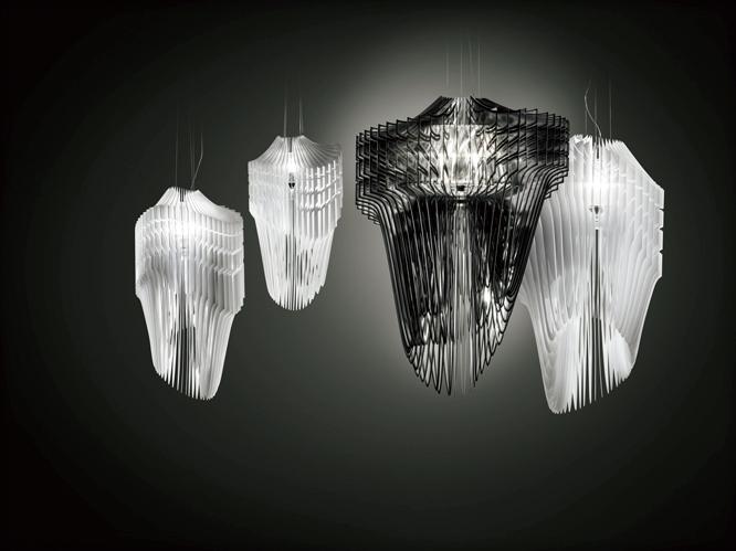 《アリア＆アヴィア・ランプ》Slamp 2013。鉱物の結晶のような照明器具。©Zaha Hadid Architects