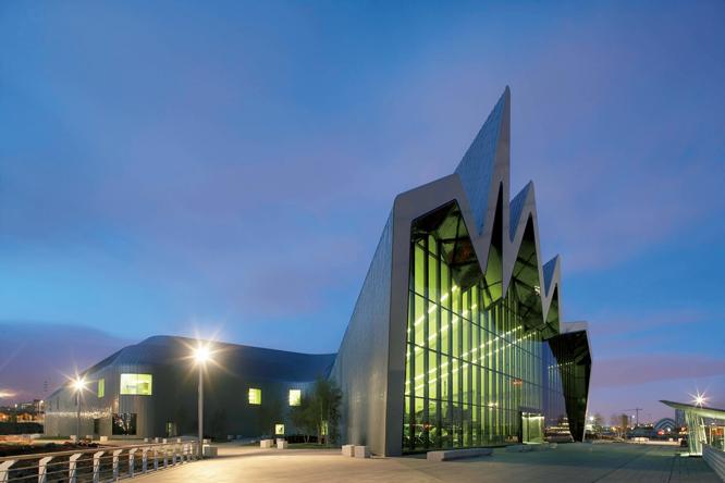 〈リバーサイド・ミュージアム〉グラスゴー、2004年～11年竣工。空を切り裂くようなラインが印象的。©Zaha Hadid Architects, Hufton + Crow