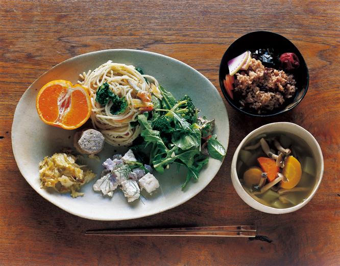 ベストセラーになった本『ヨーガン レールの社員食堂』（PHP研究所）からしか、実態はうかがえないが、お米や野菜の一部は石垣島の畑で作られたもの。