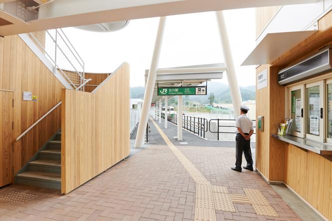 〈JR女川駅〉はJR石巻線の終着駅。駅舎前の広場には無料で利用できる足湯もあり、のんびり電車を待つ際にもうってつけ。