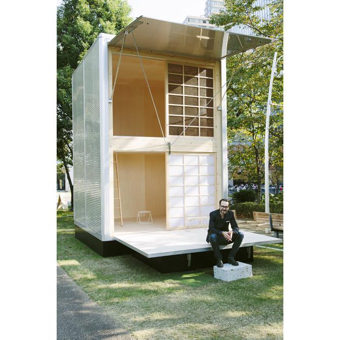コンスタンチン・グルチッチの〈アルミの小屋〉。トラックの荷台の部品と構造を転用した、用途を限定しない丈夫でシンプルな箱。