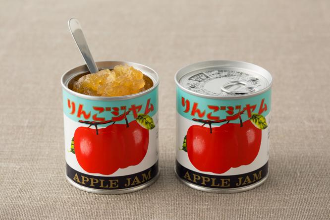 昭和20年代から変わらない《りんごジャム》のデザイン。表に真っ赤なリンゴ、裏にはもんぺ姿の農婦がリンゴ摘みをしている姿が描かれている。