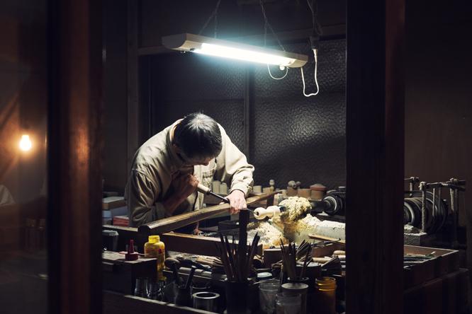 こけし職人の世界では「刃物が作れるようになって一人前」といわれるそう。高橋さんも多くの道具を自分で作っている。ろくろは先代の時代から活躍する年代もの。