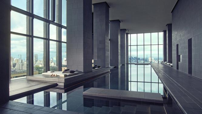 長さ30mのプール。高さ8.1mの2面の窓から眺望も楽しめる。会員制のAMAN CLUB TOKYOの会員になれば宿泊しなくても利用可能。