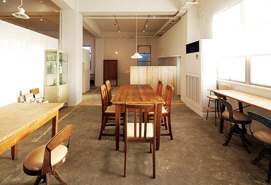 カフェスペースのテーブルや椅子は内田が収集した古い家具。