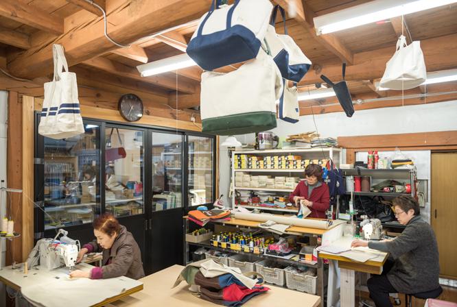 気仙沼市西中才地区にある工房兼店舗。ひとつひとつの製品を職人がていねいに縫製している。