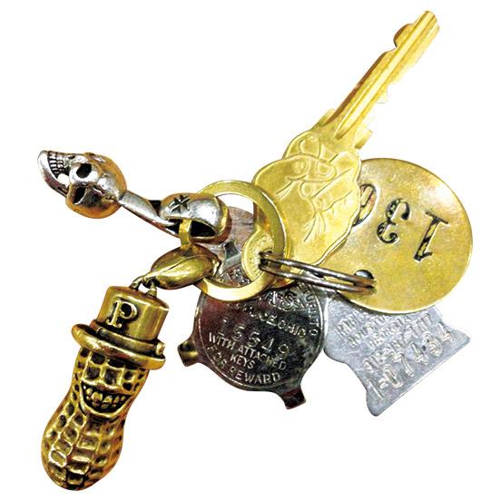 〈good worth〉のゴールドの指形キーは、家の鍵にちょうど適していたので、鍵屋さんに加工してもらい、実際に使用しています。