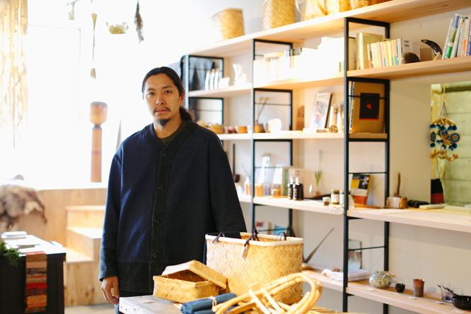 〈十三時〉のオーナーは山伏の坂本大三郎。店には、坂本が選んだ本や自然の暮らしの中で使われていた品々、食品などが並び、公式サイトで購入することもできる。