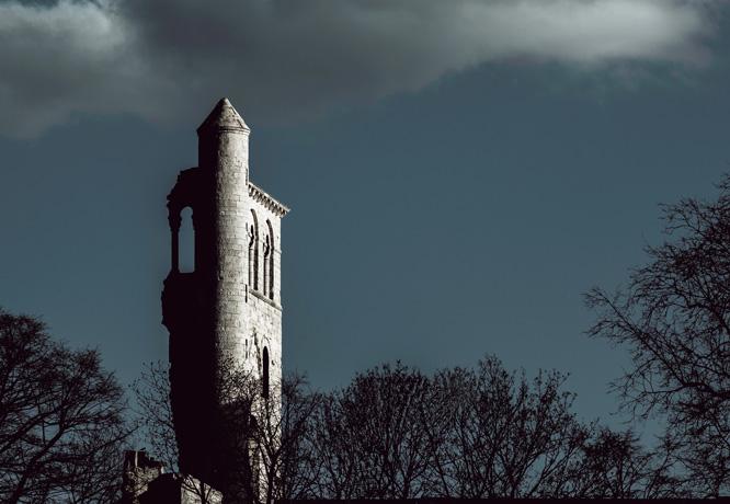 《秒を読み》。ジュミエージュ大修道院ノートルダム聖堂交差部西壁・小塔（11世紀。仏ノルマンディー）。
