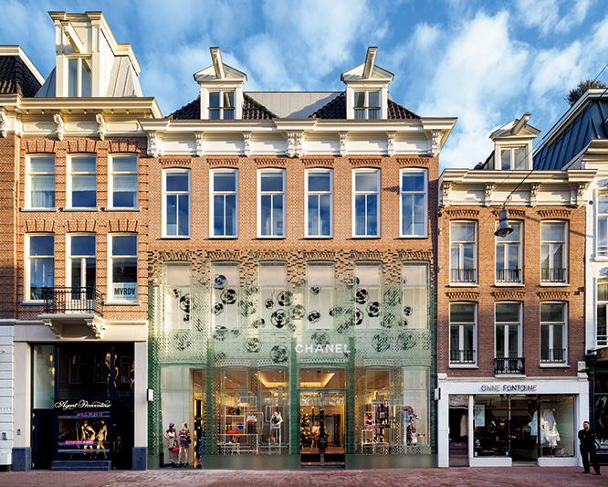 形自体は伝統的な建物。超未来的な素材感との対比が強烈。
photo_MVRDV ©Daria Scagliola &amp; Stijn Brakkee