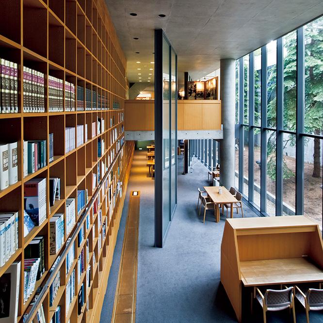 壁面全部が書棚、というのは大阪の司馬遼太郎記念館でも取り入れられた手法だ。