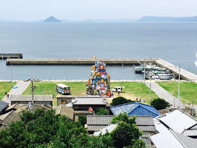女木島の小さな港を一望できる、ナウィン・ラワンチャイクン＋ナウィン・プロダクション《西浦の塔（OKタワー）》。
