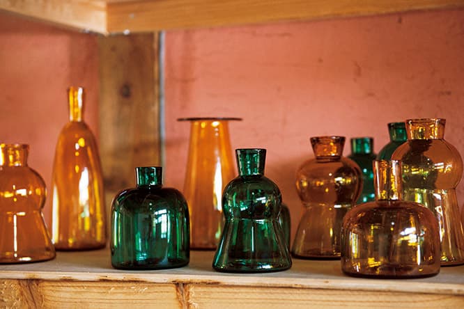 〈TOUMEI〉というブランド名で花瓶や食器などプロダクトも制作。