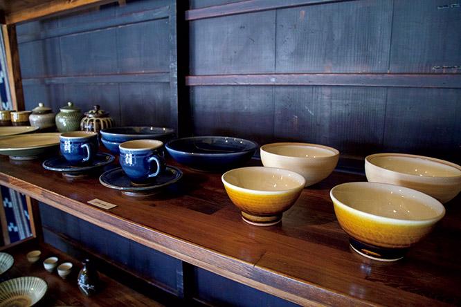 シンプルで使いやすい「出西窯」。飯碗1,300円〜。出西ブルーと呼ばれる瑠璃色のカップ＆ソーサー2,700円。