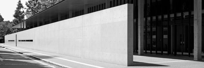 〈東京大学 情報学環 福武ホール〉 長さ95ｍにも及ぶ壁は、安藤自身により「考える壁」と命名された。