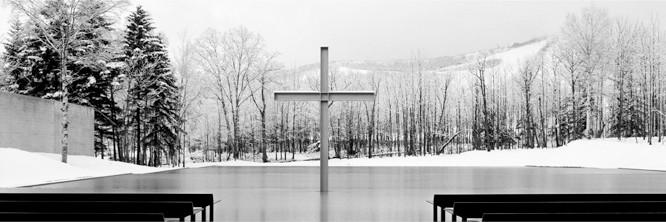 〈水の教会〉 北海道トマムの雪景色の中に十字架が浮かぶ幻想的な風景だ。