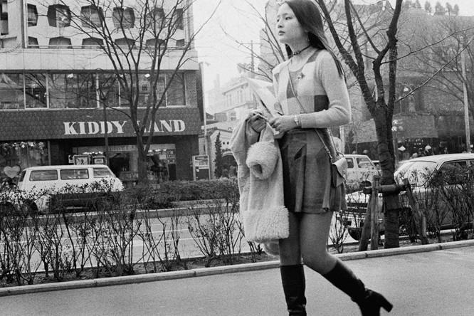 〈キディランド〉向かいの歩道。／横木安良夫（1974）