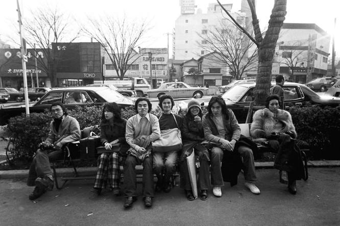 〈レオン〉前のベンチにたむろしている若者たち。／染吾郎（1972）