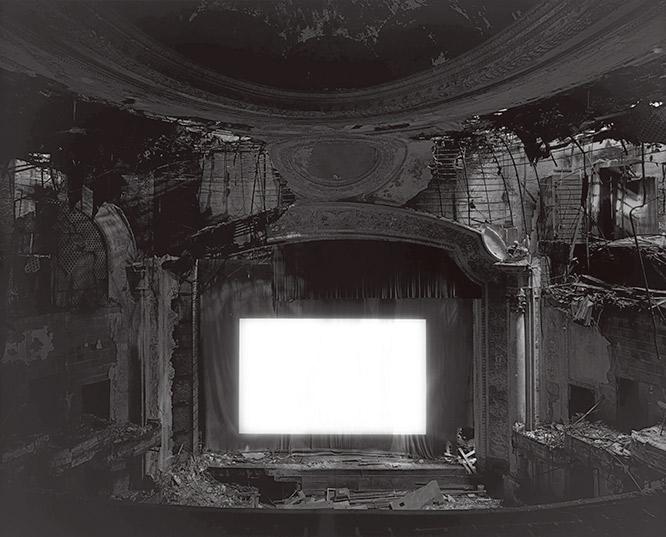 《パラマウント・シアター、ニューアーク》2015年。廃墟になった映画館で撮影した。