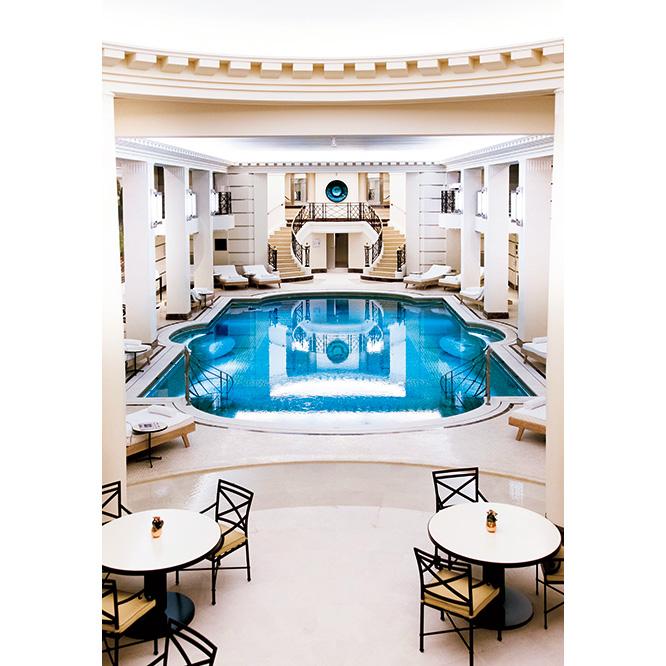 パリで最も美しいと評される〈クラブ・リッツ〉のプールも優美に再生。ホテルの顧客と会員、〈シャネル オ リッツ〉の利用客に開かれる。