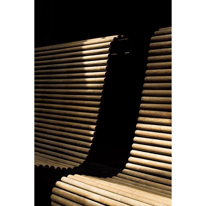 曲線の美しいチーク材のベンチ。photo_Arthur Péquin, 2015