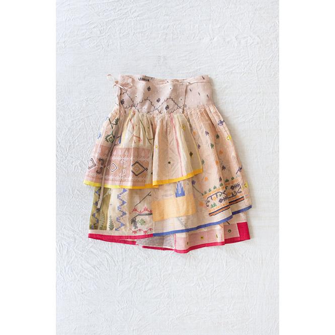 ジャムダニ織りのサリーの端布で作られたdosaのスカート。