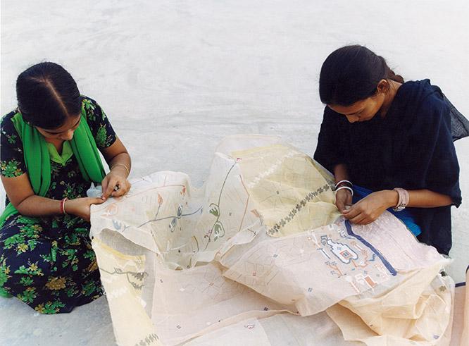 手作業するインドのお針子たち。地域の女性が職を得、伝統的な手法を伝承することで、地元社会や意識の変革ももたらすポリティカルな取り組みだ。