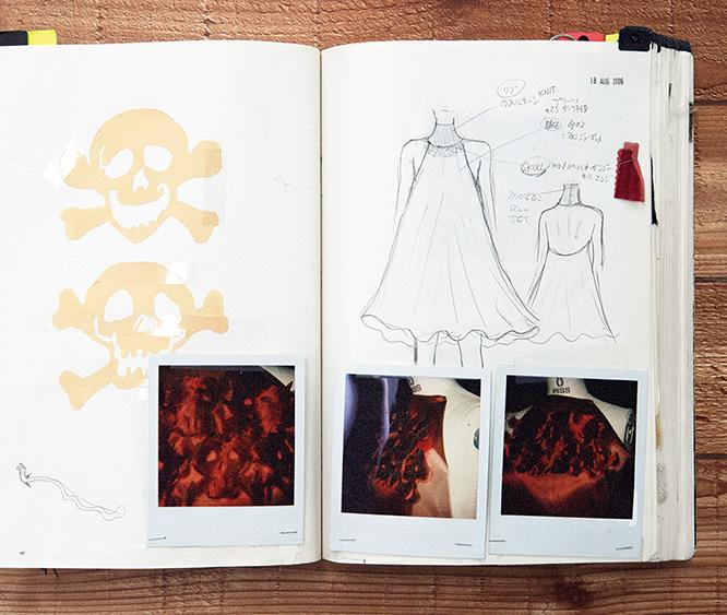 写真上のドレスのデザイン画。左ページのスカル形にカットされたオーガンジーがドレス全体に配置された。