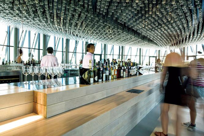 ボルドー市街を見晴らす最上階の展望ルーム。4,000本のワインボトルが天井から吊るされ、光を柔らかにめぐらすなどアイデアは絶えない。