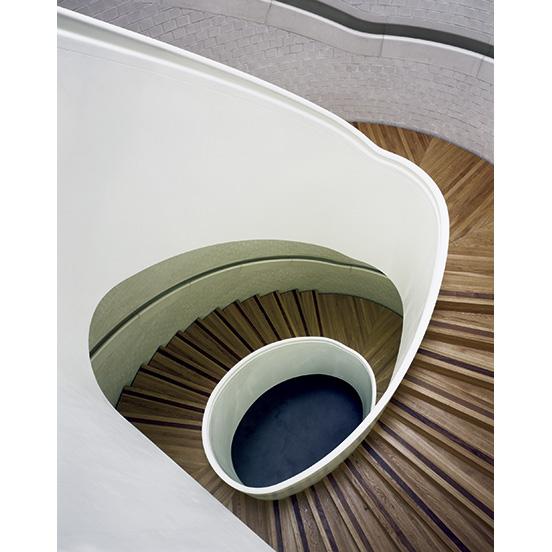 螺旋階段が内観の建築要素の見どころ。
