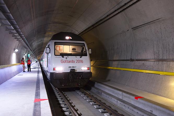 12月10日まで運行される〈ゴッタルドベーストンネル〉の特別試乗車《ゴッタルディーノ》。トンネルの途中で停車して記念撮影させてくれるサービスぶり。