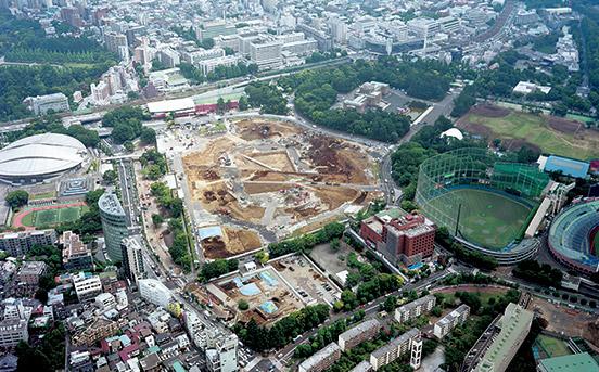 解体工事がほぼ終わった国立競技場跡地。外苑の中心に位置していたことがよくわかる。4年半後、いかなるスタジアムが完成しているのか。　photo_Takashi Homma