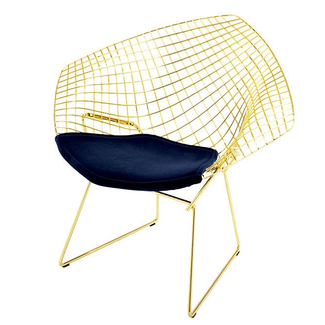 ベルトイヤさまの名作チェアがゴールドに☆　《Bertoia Diamond Chair in Gold》409,000円（Knoll Store 青山本店 TEL 0120 04 1108）。