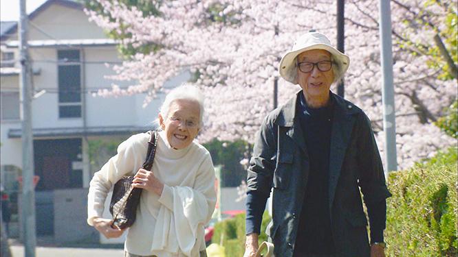 建築家の津端修一さんとその妻、英子さん。ポレポレ東中野で上映中のドキュメンタリー『人生フルーツ』より。