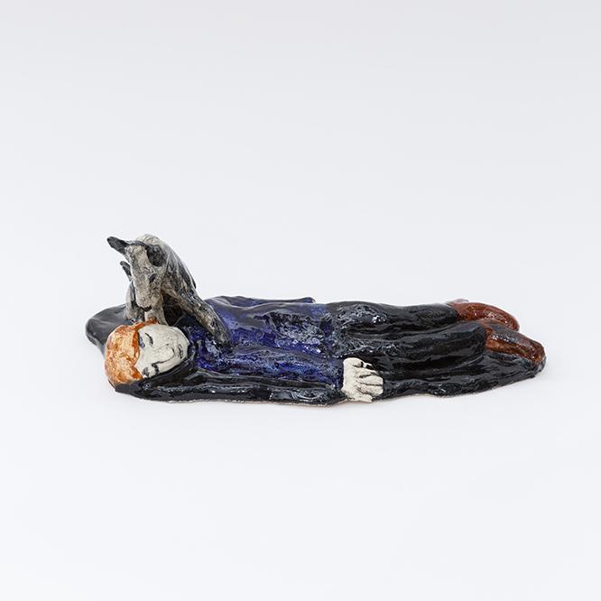 クララ・クリスタローヴァ《犬と、眠る》2010 48×16×24cm （C)Klara Kristalova, Courtesy of Galerie Perrotin
