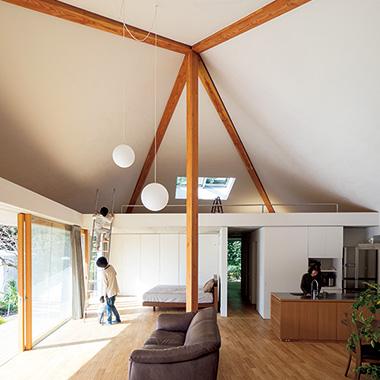 マウントフジアーキテクツスタジオ：傘のような吊り屋根が大空間と大開口を実現。