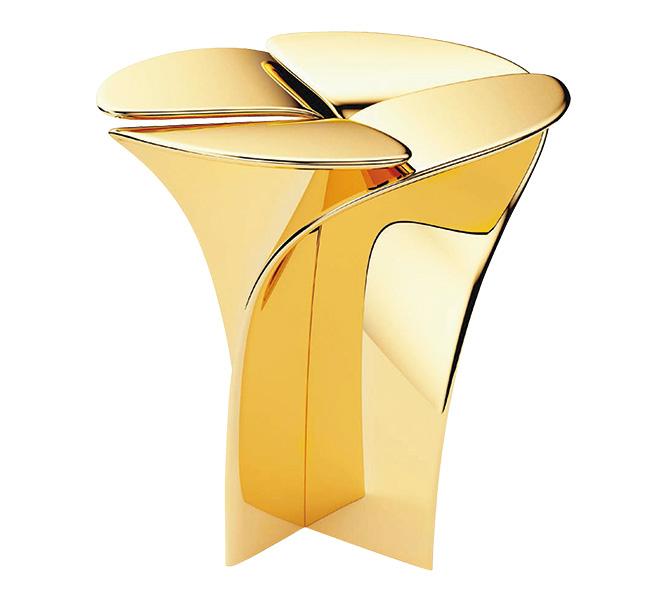 素材は金プレートを施した真鍮。〈オブジェ・ノマド〉初となるメタル製の家具だ。BLOSSOM STOOL, METAL EDITION 2,600,000円