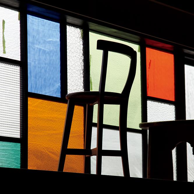 何色ものガラスを入れたモザイク窓が看板代わり。