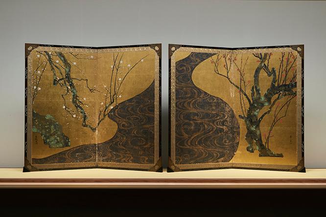 国宝・尾形光琳《紅白梅図屏風》江戸時代（18世紀）。装飾的な水流の左右に紅白の梅の木を描く。たらし込みなどの技法を駆使した、リズム感ある画面が特徴だ。近年の研究で地には金箔が使われていることがあらためて判明した。