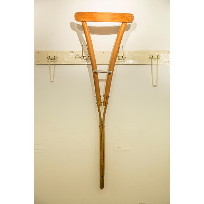 曲げ木椅子の背、スコップの柄、ボートのハンドルを組み合わせて制作した《杖》。2008年制作。折り畳み座卓の脚を再使用したフックは、シェーカーの壁面収納を連想させる。