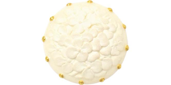 つゆ／白薩摩独特の、ノーブルな陶肌を生かしたボタン。ひとつでもアクセサリーに負けない美しさと存在感！　直径3×厚み0.5cm。15,000円。