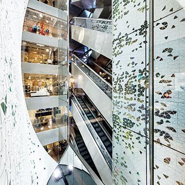 3,000枚のステンドグラスパネルで描く、放物曲線を重ねたような吹き抜け空間「ラ・ヴォワル」。ヤブ・プッシェルバーグ事務所のデザイン。